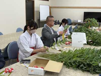 福笹の鯛つけ作業