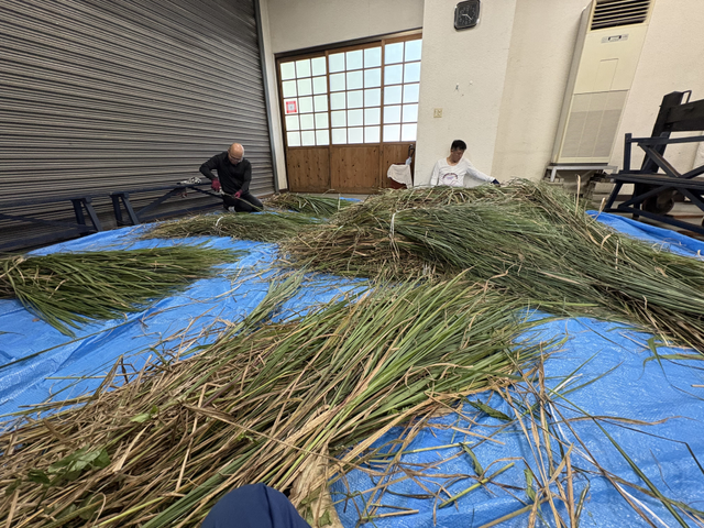 茅の輪づくりの様子