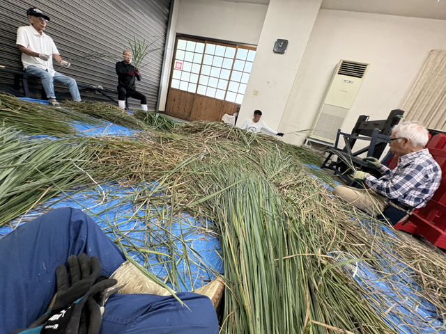茅の輪づくりの様子