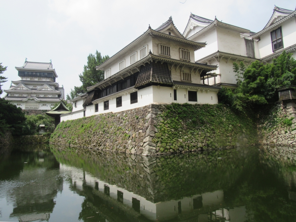 小倉城の堀越しに見る城内の建物。八坂神社附属祖霊殿のある小倉城内の風景